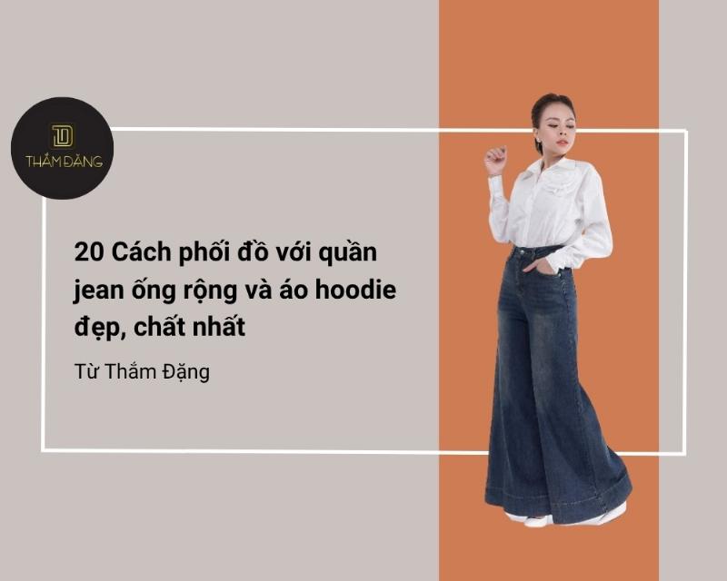 Cô gái diện chân váy jean dài rách gối với áo khoác denim oversized và mũ lưỡi trai, thể hiện phong cách streetwear cá tính